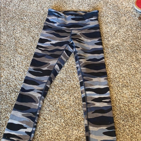 lululemon athletica Pants - Lululemon camo blue leggings Sz 0